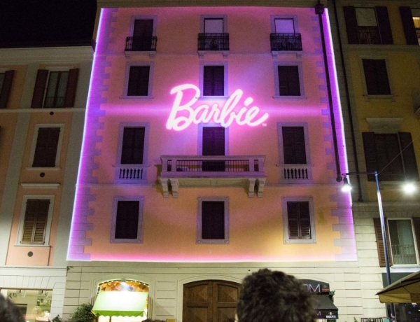 Barbie incanta la Design Week: la Casa dei sogni prende vita e diventa reale in Corso Como, a Milano