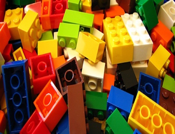 Buon compleanno Lego: il mattoncino più famoso di sempre compie 60 anni